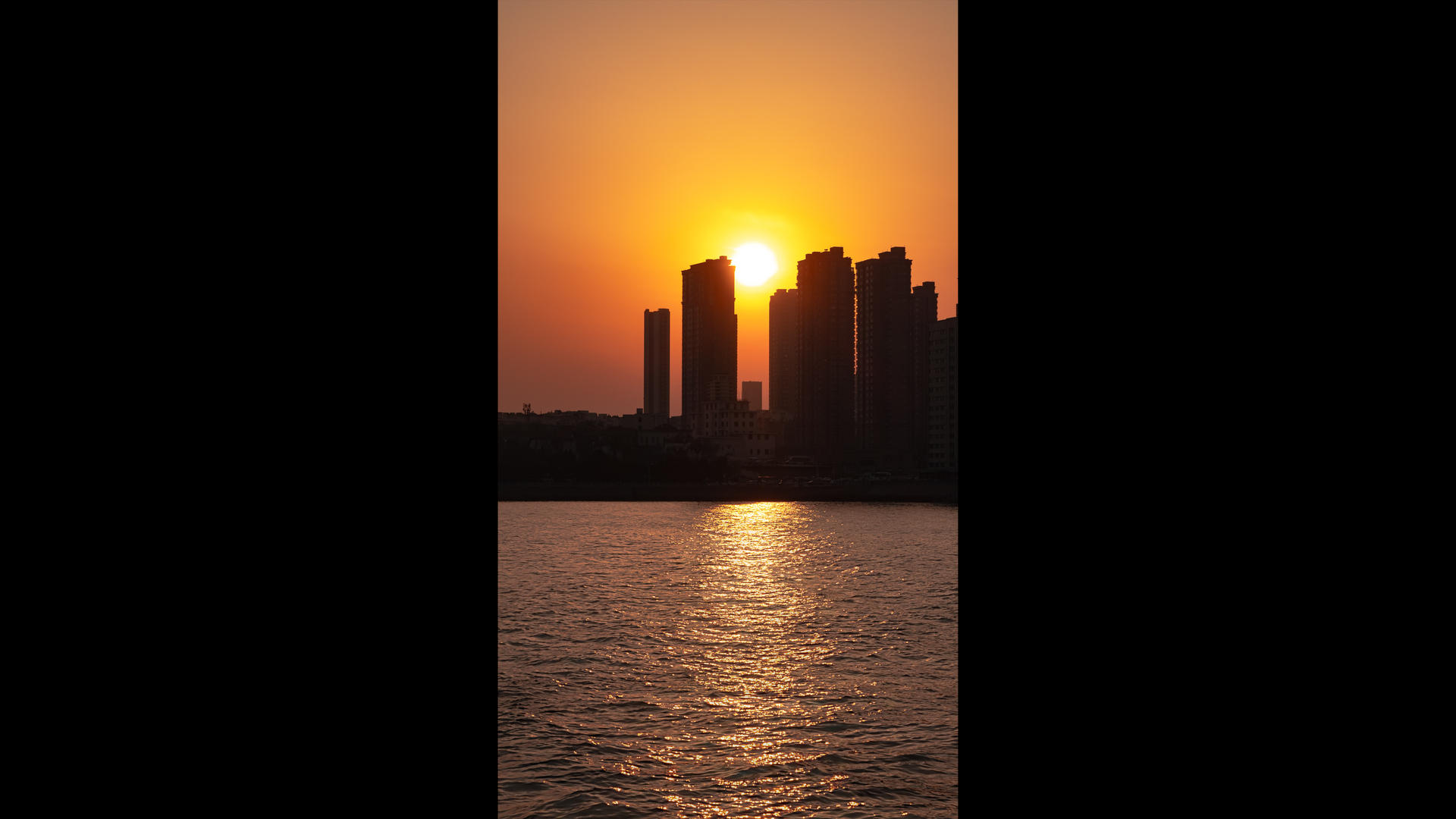 4k城市海边日落剪影延时摄影视频的预览图