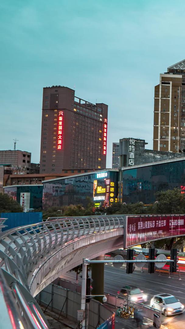 延时河南郑州二七路天桥十字路口夜景素材视频的预览图