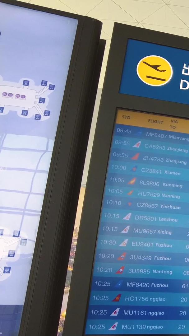 机场候机厅自动扶梯指示牌商务素材视频的预览图