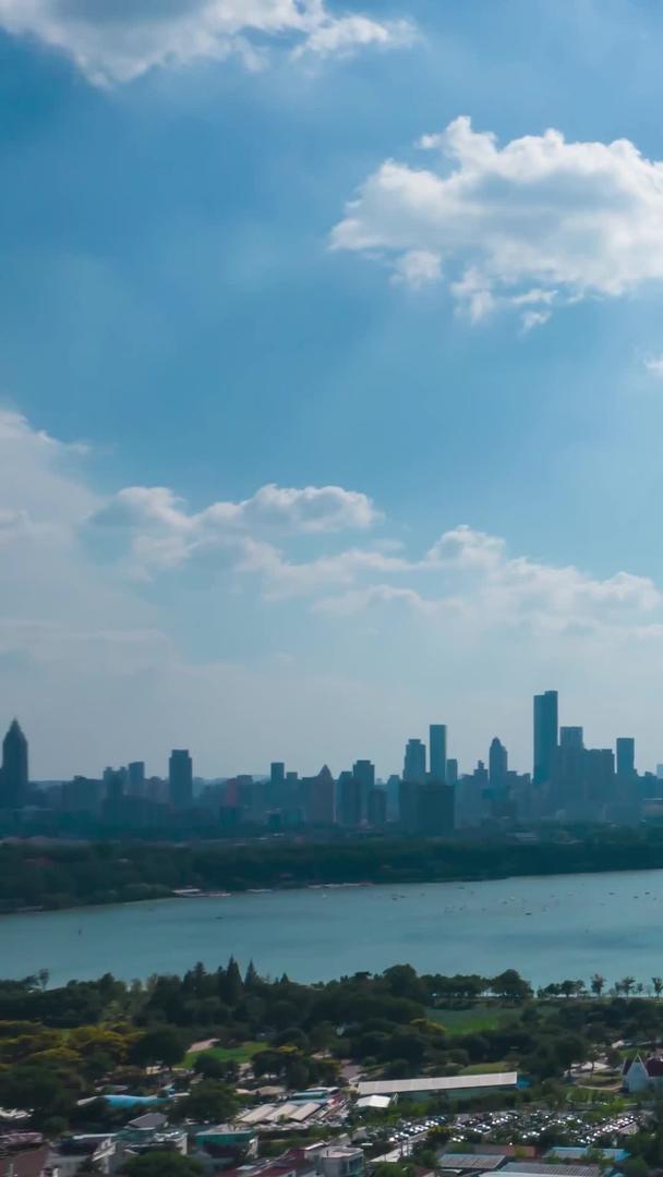 南京城市延时航拍地标玄武湖紫峰大厦视频的预览图
