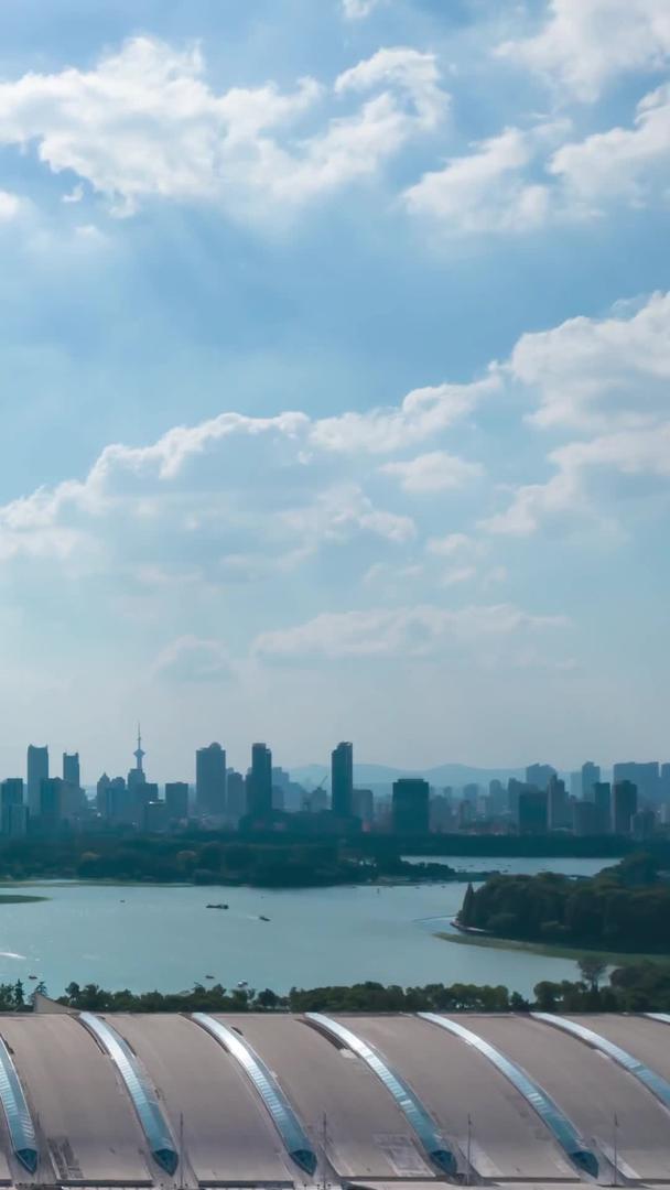 南京城市延时航拍地标玄武湖紫峰大厦视频的预览图