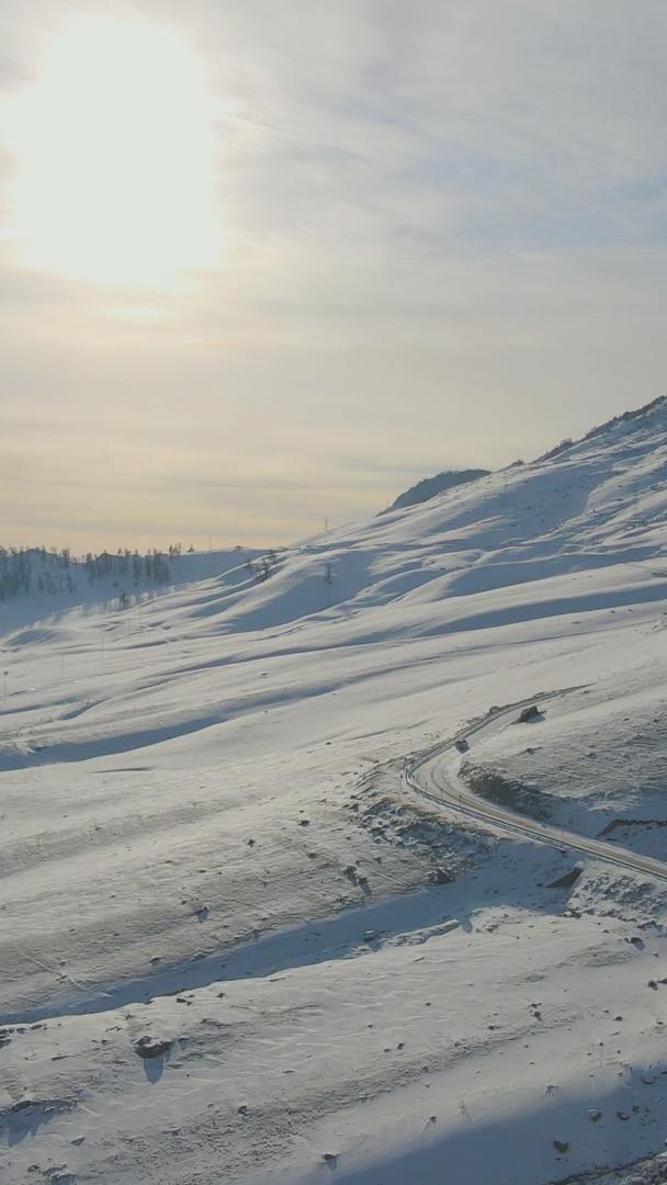 日落雪山风景优美的交通道路旅行视频的预览图