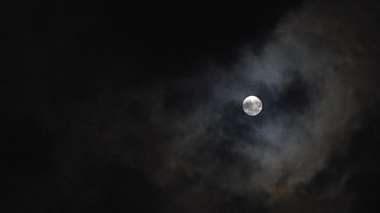 实拍夜晚月亮穿过云彩视频的预览图