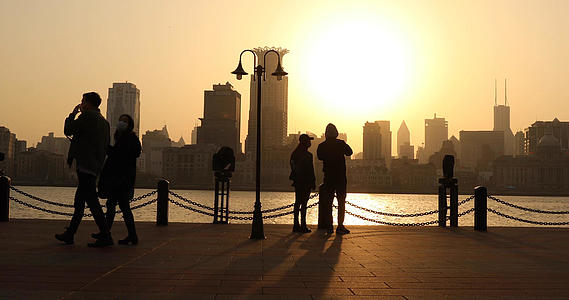 上海外滩夕阳剪影视频的预览图