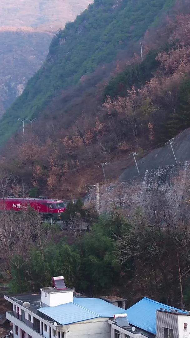 绿色皮革火车航拍视频的预览图