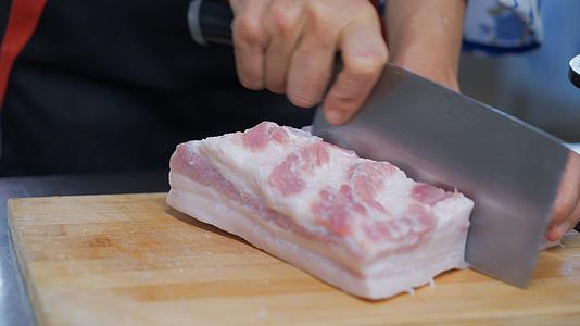 处理食材切生猪肉素材视频的预览图