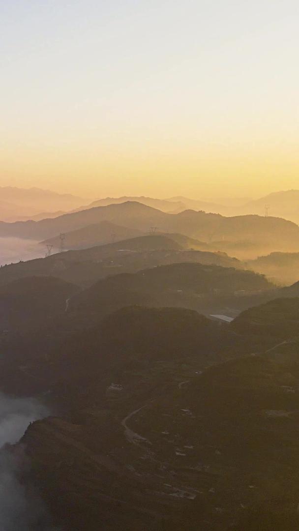 清晨大山深处的山谷云雾自然风光视频的预览图