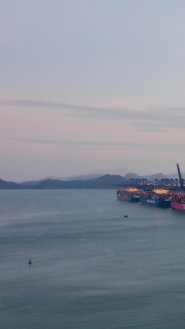 深圳盐田港口货轮日夜航拍延迟视频的预览图