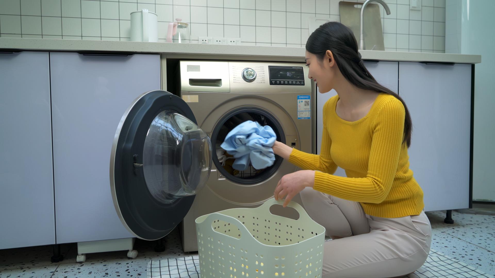 使用洗衣机的家庭主妇视频的预览图