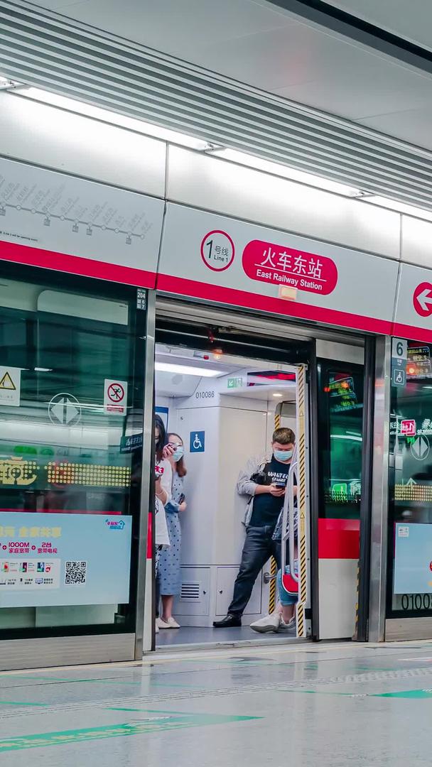 慢门大气延时杭州地铁东站乘客上下车视频的预览图