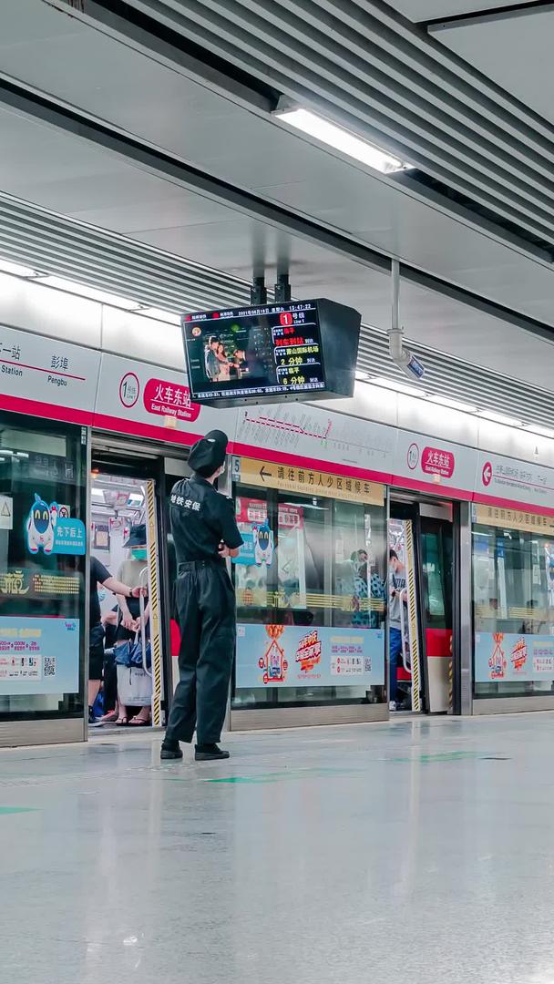 慢门大气延时杭州地铁东站乘客上下车视频的预览图
