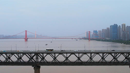 航拍城市地标建筑武汉长江大桥道路车流街景4k素材视频的预览图
