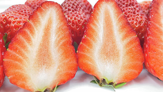 4K实拍水果草莓切面合集视频的预览图