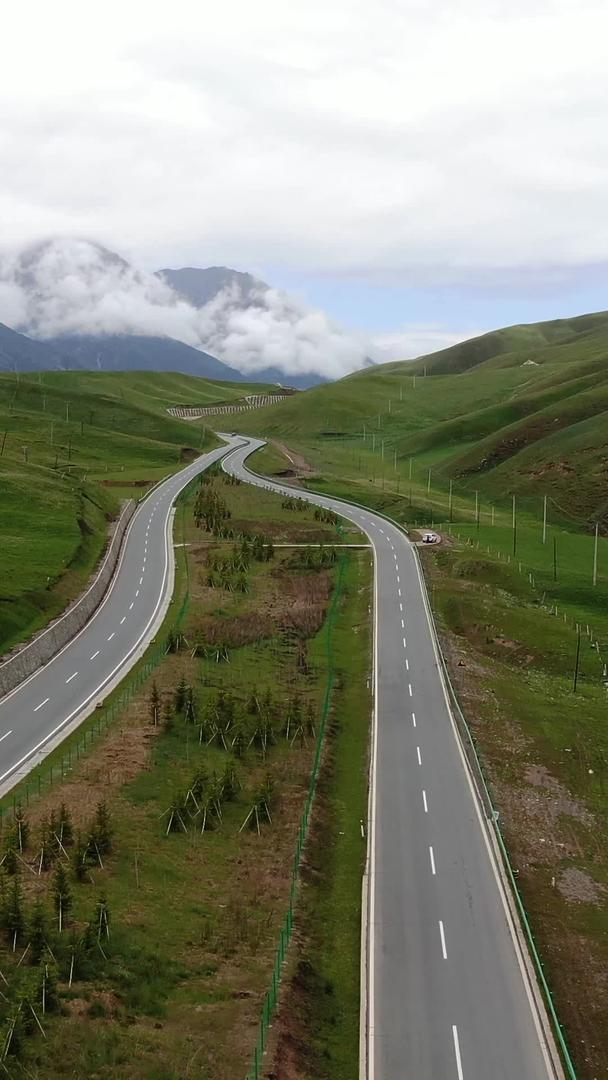 路过青海祁连山脉的公路航拍视频视频的预览图