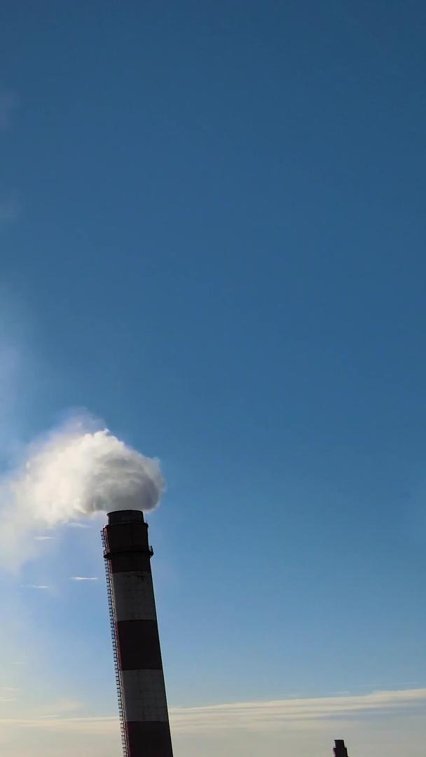 美丽的工业风烟囱航拍视频的预览图