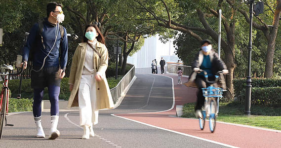 上海市民滨江骑行散步视频的预览图