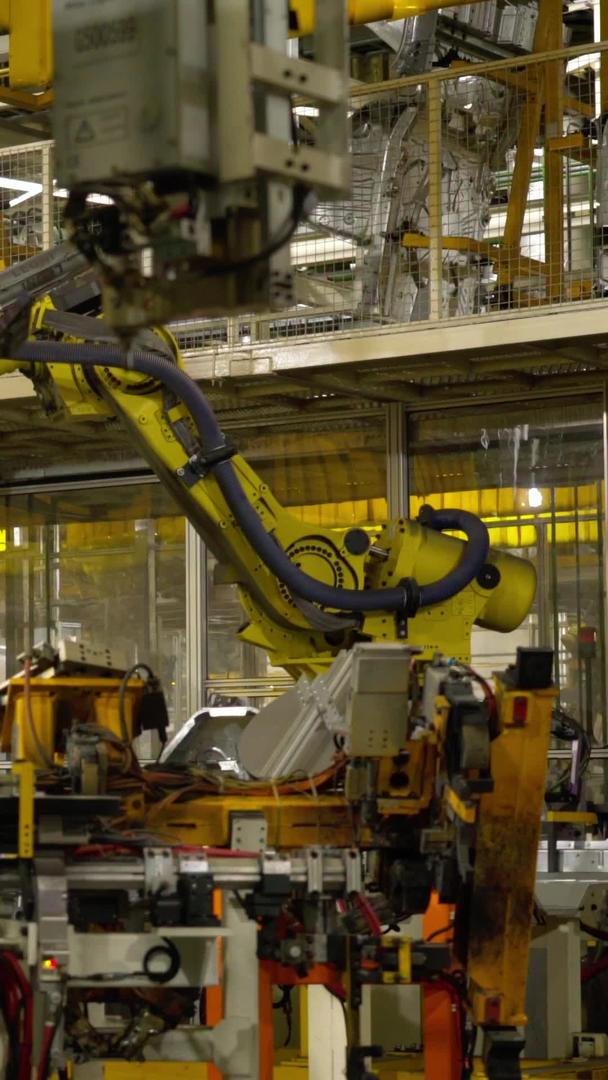 汽车工厂生产机械臂焊接视频的预览图