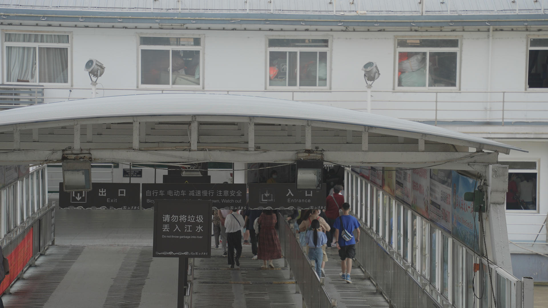 4k航拍城市码头水上交通客运游船站台通道入口4k素材视频的预览图