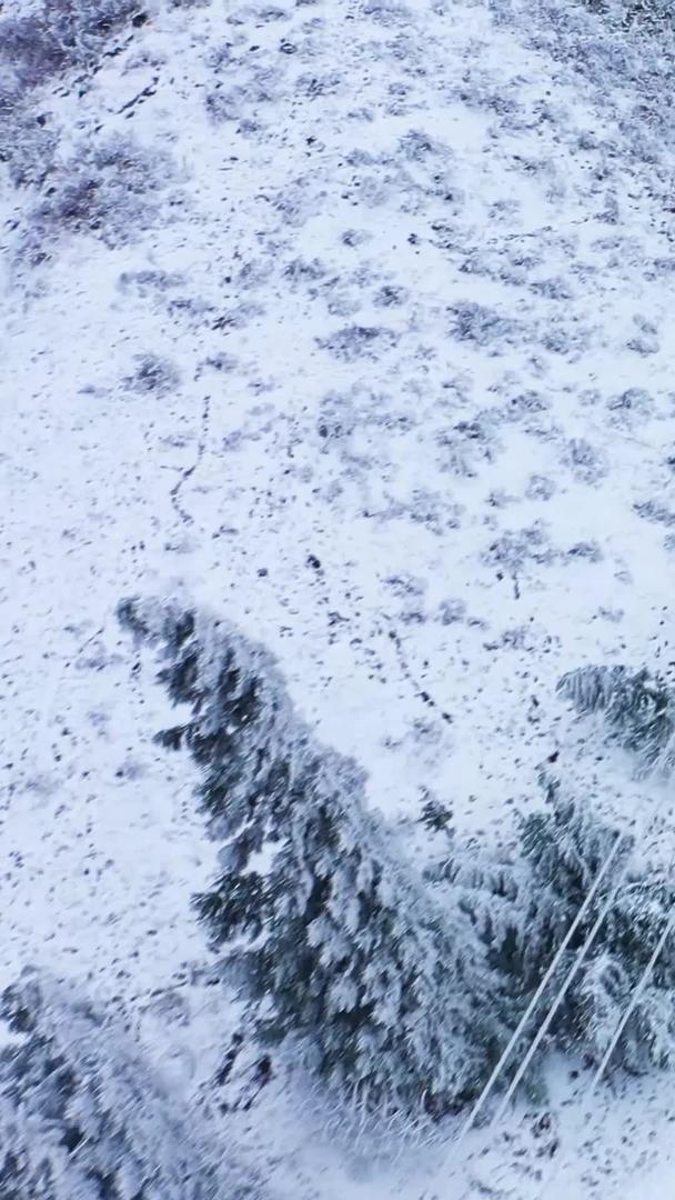在雨雪天气下汽车在积雪路面上行驶视频的预览图