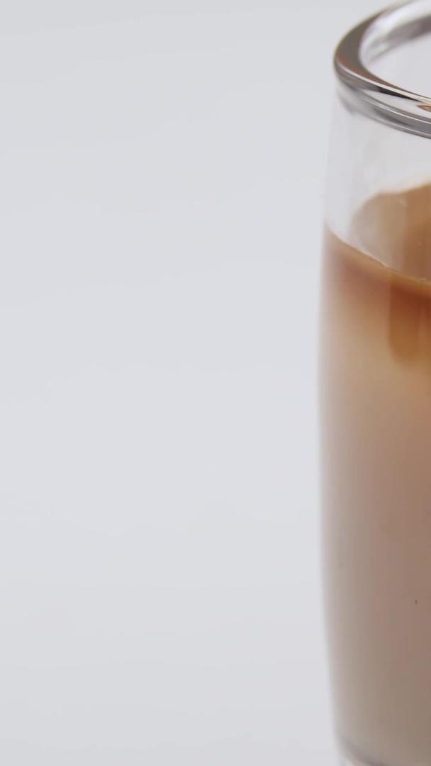 搅拌均匀的奶茶视频的预览图