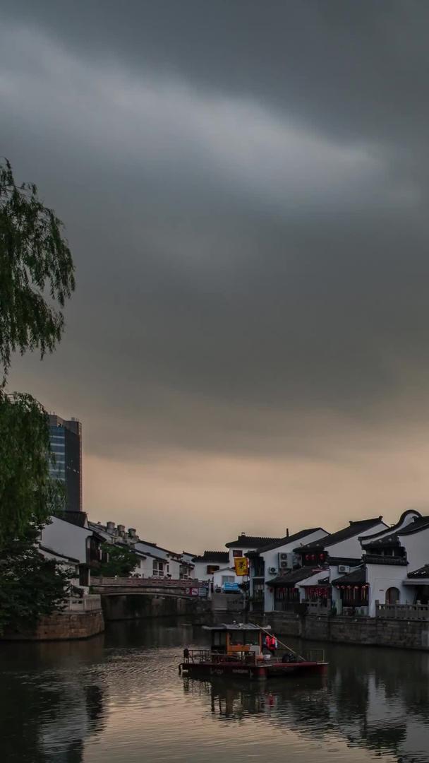 苏州山塘街游船码头乌云笼罩的延迟视频的预览图