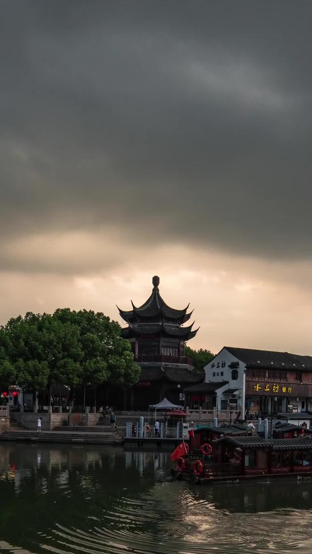 苏州山塘街游船码头乌云笼罩的延迟视频的预览图