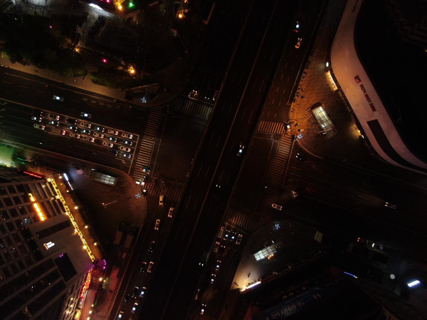 俯拍城市交叉路夜景车辆移动延时视频的预览图