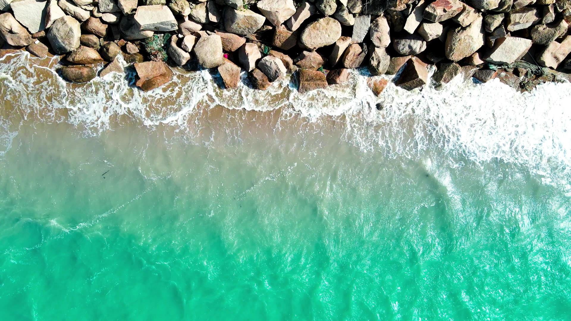 夏季海浪拍打礁石视频的预览图