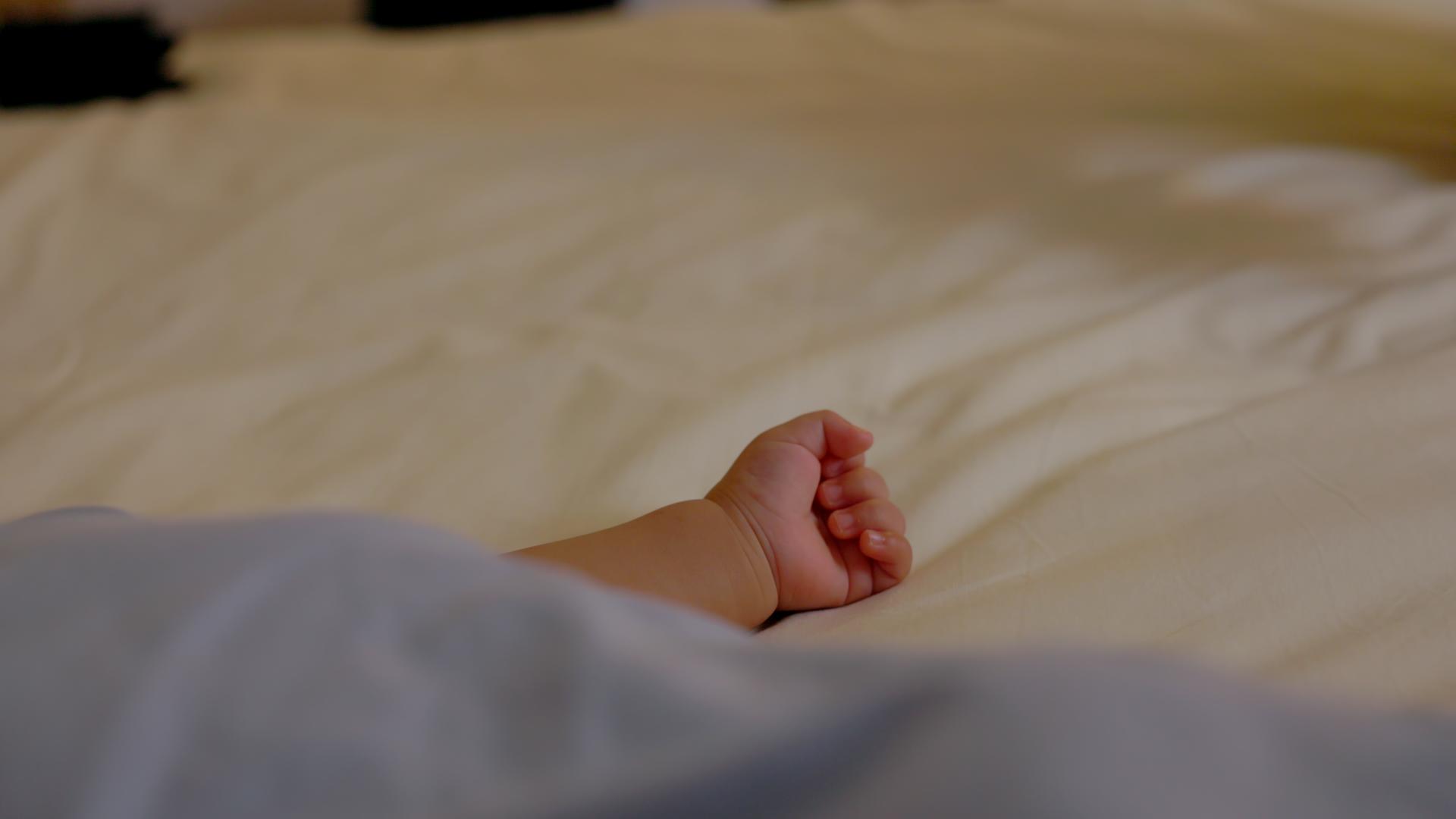 宝妈握住熟睡时候宝宝的手视频的预览图
