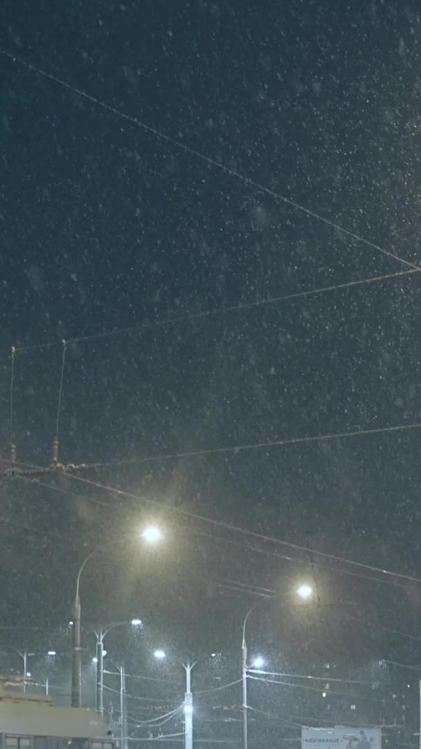 夜晚寒冬大雪天气在道路上行驶公共交通工具视频的预览图