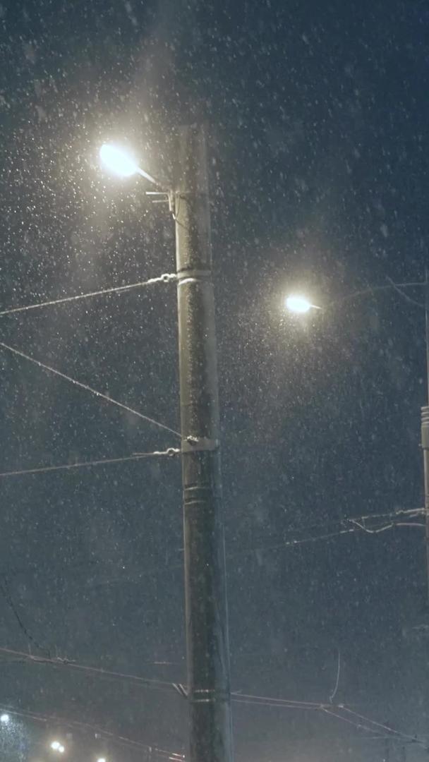 夜晚寒冬大雪天气在道路上行驶公共交通工具视频的预览图