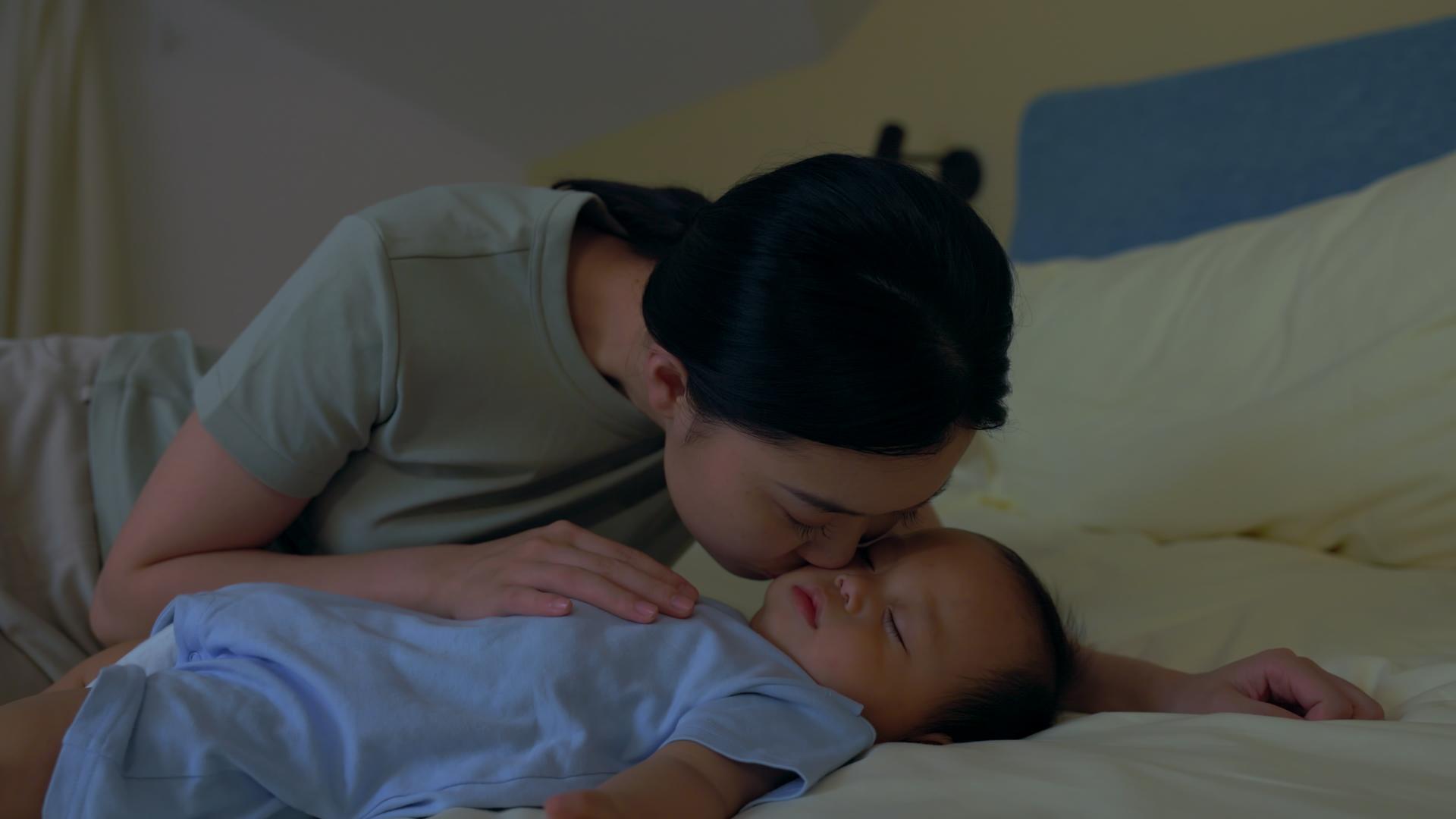 宝妈亲吻熟睡宝宝脸颊视频的预览图