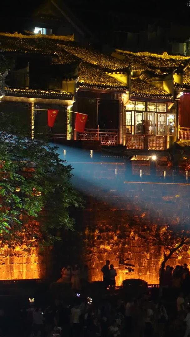 湖南省4A级旅游景区芙蓉古镇吊脚楼土家苗寨夜景游客素材视频的预览图