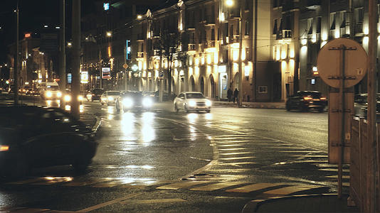 冬天城市夜晚下雨天城市立交桥的车流视频的预览图