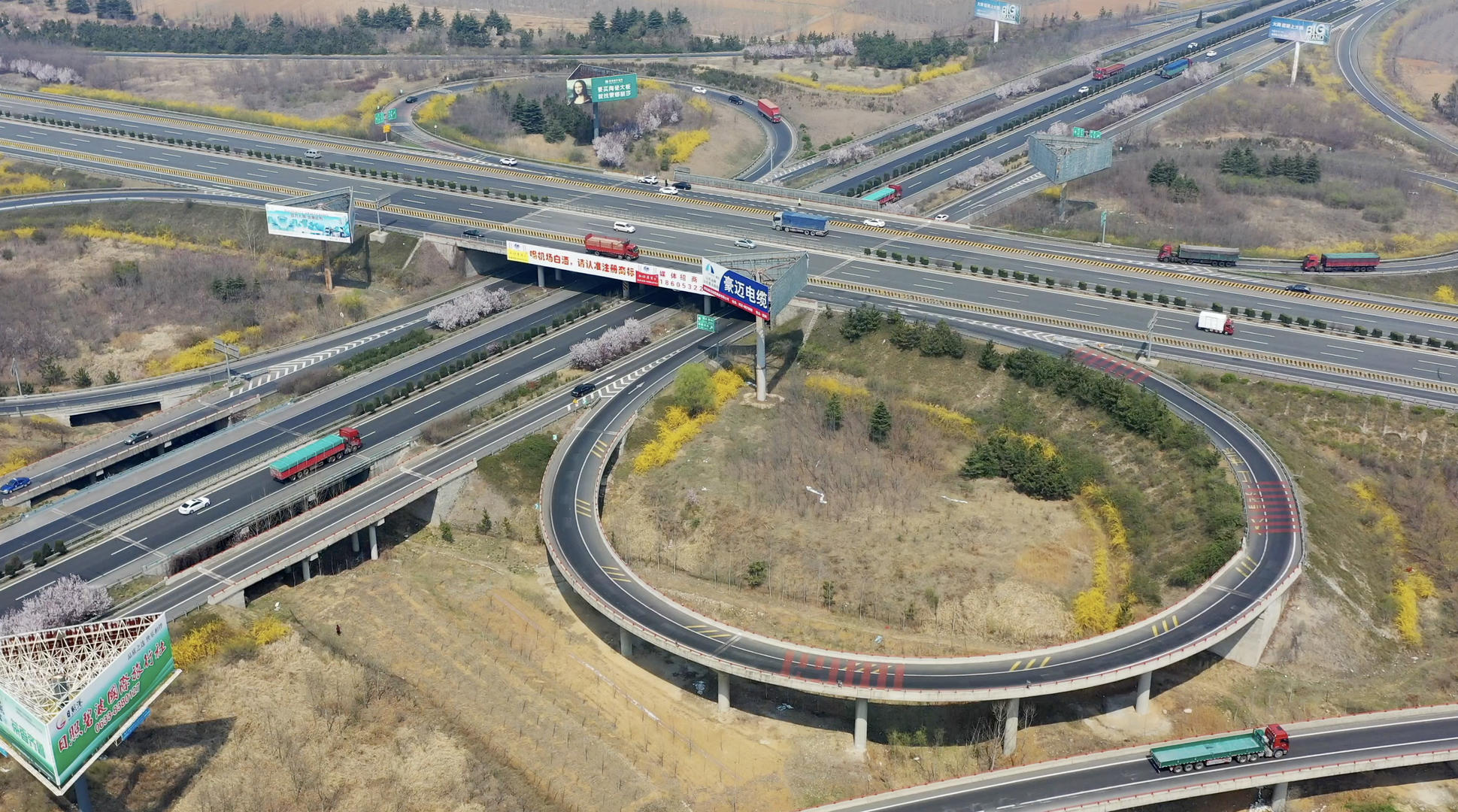 交通高速公路枢纽立交桥航拍4K视频视频的预览图