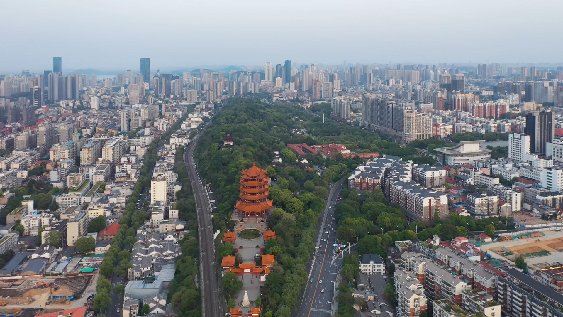 航拍绿荫环绕的武汉旅游地标城市风光著名景点黄鹤楼视频的预览图