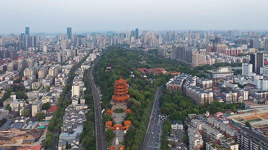航拍绿荫环绕的武汉旅游地标城市风光著名景点黄鹤楼视频的预览图
