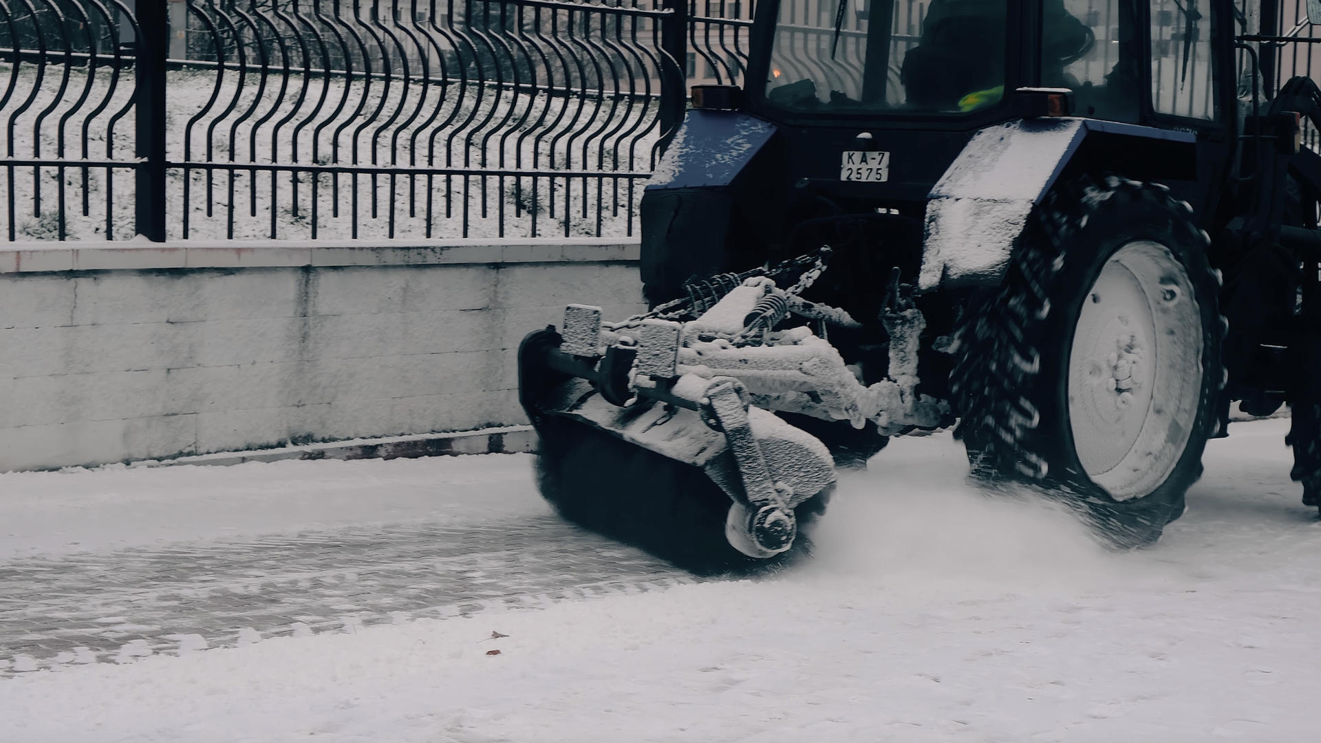 冬天城市街道上机械设备铲除积雪视频的预览图