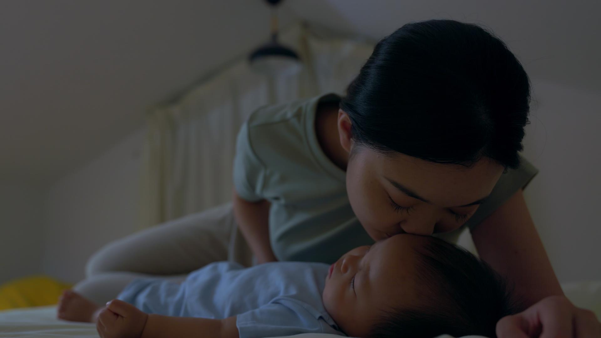 宝妈亲吻熟睡宝宝的额头视频的预览图