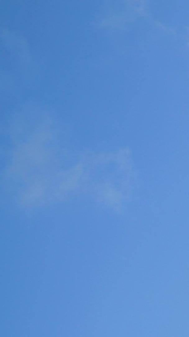 材料延时摄影蓝天流动的白云视频的预览图