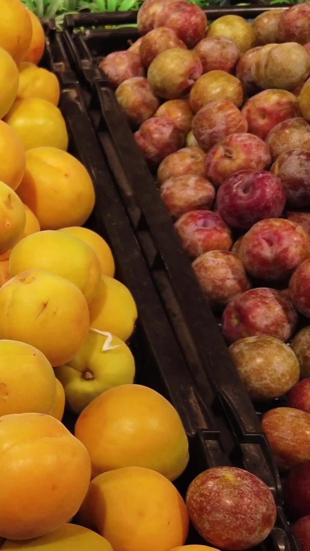 夏季超级商店里的水果视频的预览图
