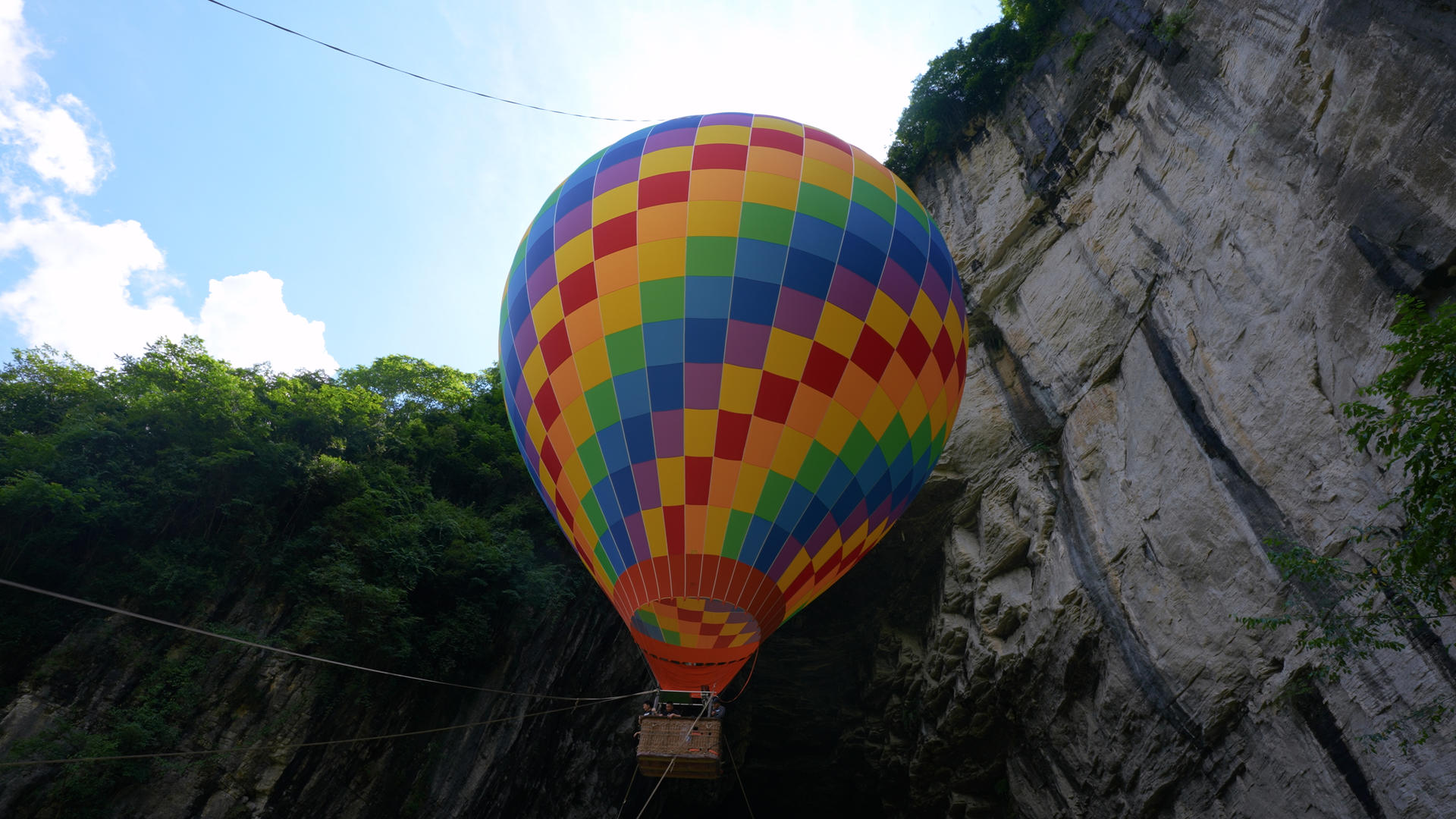 湖北恩施利川5A级旅游景区腾龙洞乘坐热气球的游客4k素材视频的预览图