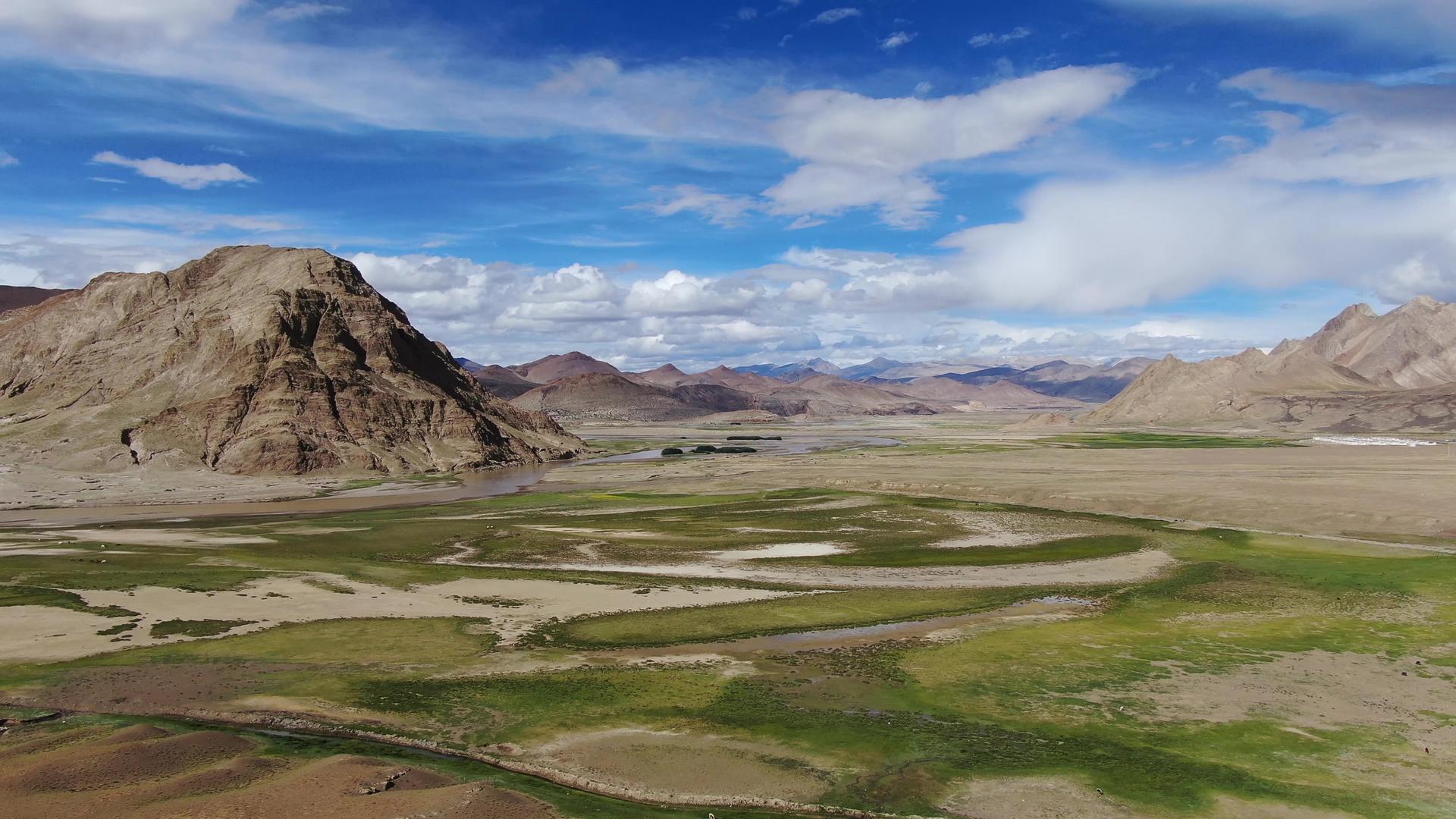 西藏高原珠峰自然保护区航拍视频视频的预览图