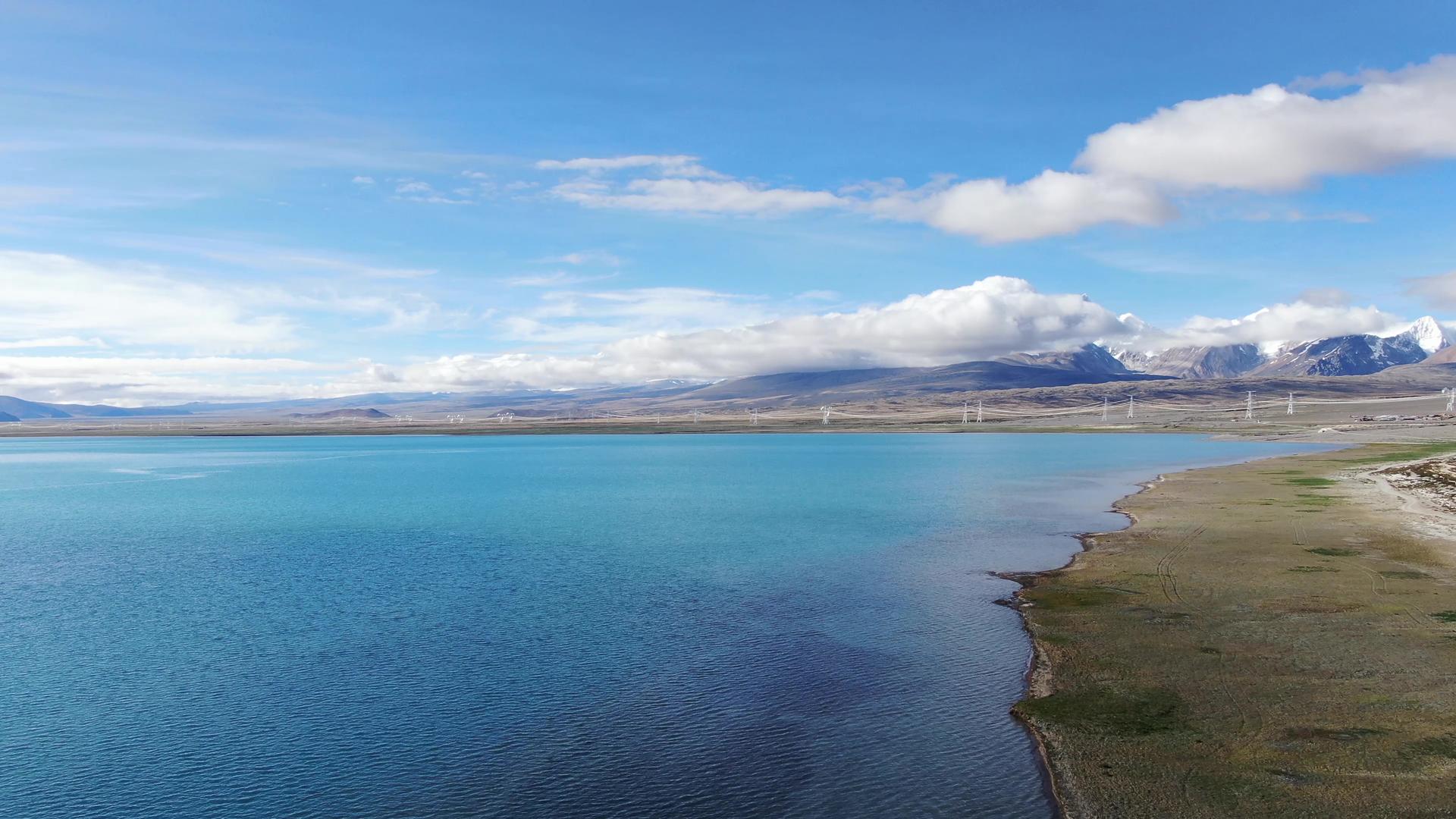 西藏高原湖泊佩枯措航拍视频视频的预览图