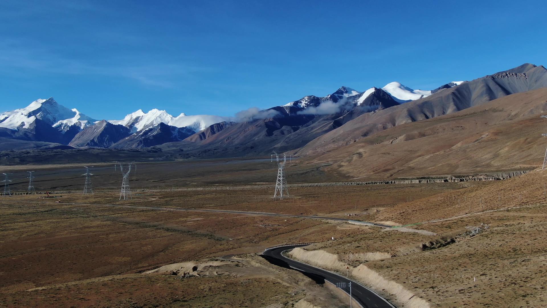 西藏希夏邦马峰雪山航拍视频视频的预览图
