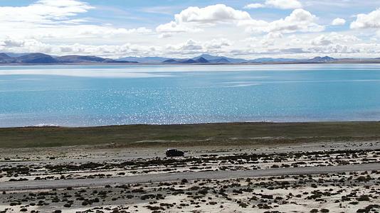 自驾西藏高原湖泊航拍视频视频的预览图