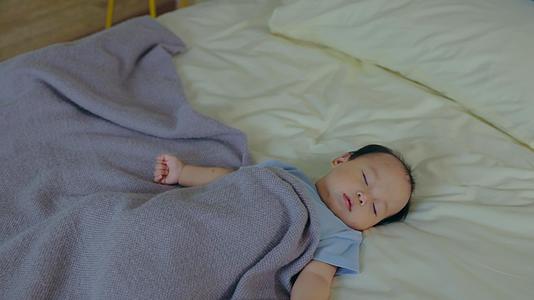 宝宝盖着毯子熟睡视频的预览图