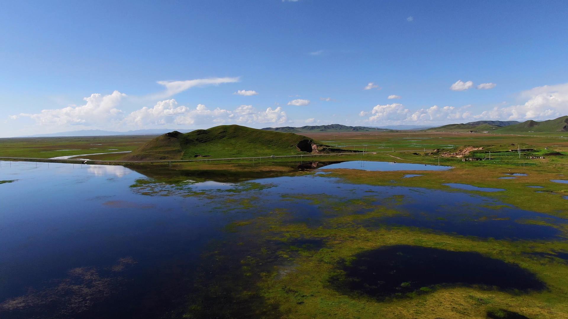 航拍高原湿地湖泊视频的预览图