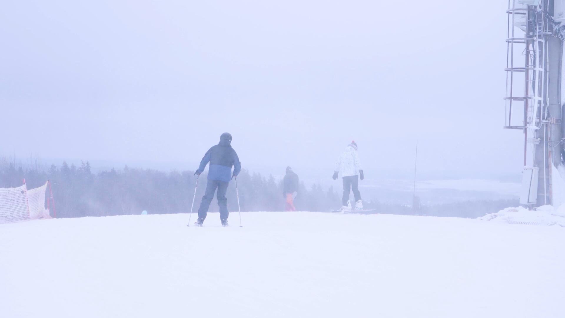寒冬暴风雪滑雪运动场双板滑雪的人视频的预览图