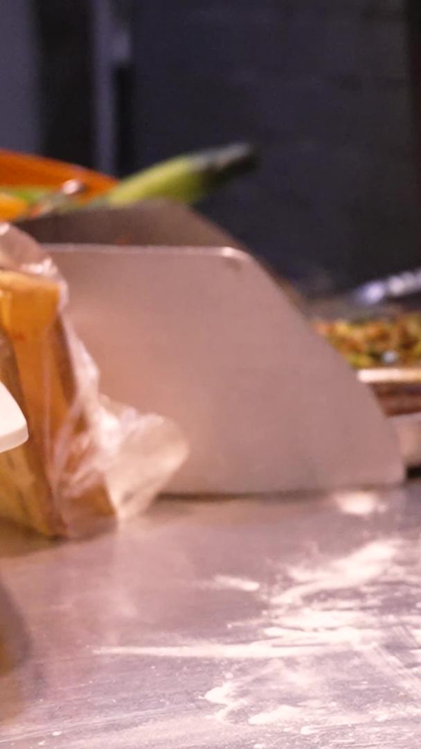 素材慢镜头升格拍摄西安特色小吃中国汉堡制作工艺视频的预览图